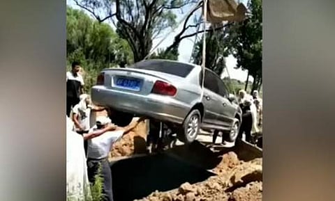 മരണത്തിലും പിരിയാനാകില്ല: യുവാവിനെ അടക്കം ചെയ്തത് സ്വന്തം കാറില്‍