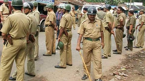 എടത്തല സ്റ്റേഷന്‍ ഉപരോധത്തിനിടെ വനിതാ പൊലീസിന് പരുക്ക്; നട്ടെല്ലിന് ക്ഷതമേറ്റെന്ന് പൊലീസ്