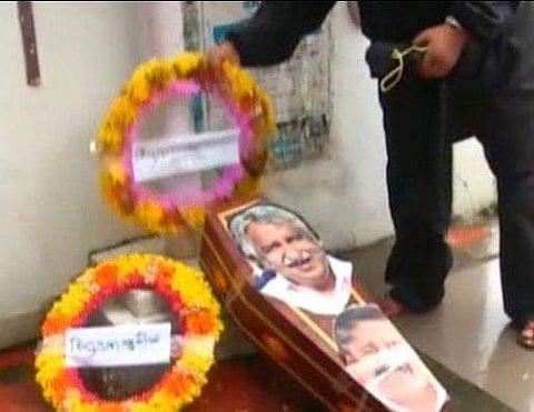 കോണ്‍ഗ്രസില്‍ പ്രതിഷേധം തുടരുന്നു; കൊച്ചി ഡിസിസിയില്‍ ഉമ്മന്‍ ചാണ്ടിക്കുംചെന്നിത്തലയ്ക്കും റീത്തും ശവപ്പെട്ടിയും