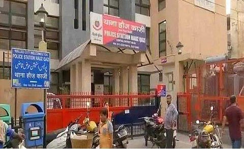 ഫീസ് അടയ്ക്കാത്തതിന് 16 പിഞ്ചുകുട്ടികളെ  വെള്ളം പോലും നൽകാതെ പൂട്ടിയിട്ടു ; നഴ്സറി സ്കൂൾ അധികൃതർക്കെതിരെ കേസ്