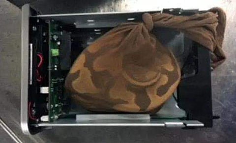 പെരുമ്പാമ്പിനൊപ്പമുള്ള വിമാനയാത്ര സ്വപ്‌നം കണ്ടുവന്നു; ഹാര്‍ഡ് ഡ്രൈവില്‍ ഒളിപ്പിച്ച പാമ്പിനെ സുരക്ഷാ ജീവനക്കാര്‍ കൈയോടെ പിടിച്ചു