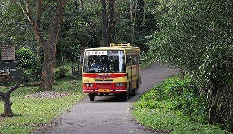 കെഎസ്ആര്‍ടിസി ബസ് ബ്രേക്കുപൊട്ടി പാഞ്ഞു; ഡ്രൈവറും കണ്ടക്റ്ററും ചാടിയിറങ്ങി ടയറിന് തടയിട്ടു; ഒഴിവായത് വന്‍ ദുരന്തം