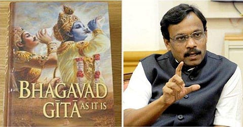 കോളേജ് വിദ്യാര്‍ത്ഥികള്‍ക്ക് ഭഗവത്ഗീത : പ്രതിഷേധം ശക്തം, പദ്ധതി നിര്‍ത്തിവെച്ചതായി മഹാരാഷ്ട്ര സര്‍ക്കാര്‍