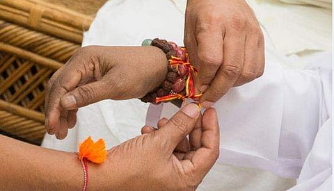  ഗാന്ധിജിയെ സാക്ഷിയാക്കി ത്രിവര്‍ണ രാഖി കെട്ടാന്‍ യൂത്ത് കോണ്‍ഗ്രസ് ; രാമായണ വിവാദത്തിന് പിന്നാലെ ദേശരക്ഷാ ബന്ധനും