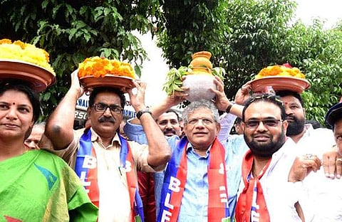 തലയില്‍ കലശക്കുടവുമായി കാളീപൂജയില്‍ സീതാറാം യെച്ചൂരി; വീണ്ടും വിമര്‍ശനം, വിവാദം