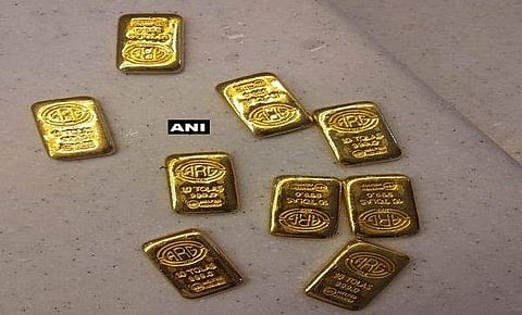 ഒമ്പത് സ്വര്‍ണ്ണബിസ്‌ക്കറ്റുകളുമായി എയര്‍ ഇന്ത്യ ജീവനക്കാരന്‍ പിടിയില്‍ 