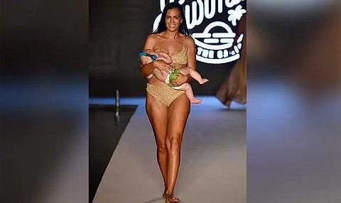 കുഞ്ഞ് വിശന്ന് കരഞ്ഞു; ക്യാറ്റ് വാക്കിനിടെ  മുലയൂട്ടി മോഡല്‍ നടന്നത് ചരിത്രത്തിലേക്ക്