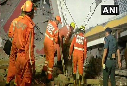 നിര്‍മാണത്തിലിരുന്ന കെട്ടിടം സമീപത്തെ നാലുനില കെട്ടിടത്തിലേക്ക് മറിഞ്ഞുവീണു; മൂന്ന് മരണം
