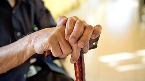 മാതാപിതാക്കളെ സംരക്ഷിച്ചില്ലെങ്കില്‍ മക്കള്‍ക്ക് നല്‍കിയ സ്വത്ത് തിരികെയെടുക്കാം: ഹൈക്കോടതി