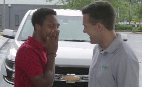 ആദ്യ ദിവസം ജോലിക്കെത്തിയത് 32 കിലോമീറ്റര്‍ നടന്ന്; ജീവനക്കാരന്‌ സ്വന്തം കാര്‍ സമ്മാനമായി നല്‍കി സിഇഒ