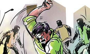 മക്കളെ കാണാന്‍ സ്‌കൂള്‍ബസ് തടഞ്ഞുനിര്‍ത്തി: ആള്‍ക്കൂട്ടം തെറ്റിദ്ധരിച്ച് പിതാവിനെ തല്ലിച്ചതച്ചു