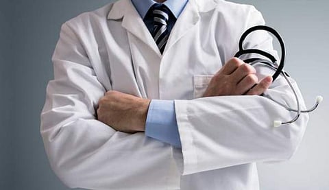 41 കാരനായ ഡോക്റ്റര്‍ക്ക് 46 വര്‍ഷത്തെ പ്രവര്‍ത്തി പരിചയം;  പണി കിട്ടാന്‍ വ്യാജ രേഖയുണ്ടാക്കിയ ഡോക്റ്റര്‍ക്ക് ആജീവനാന്ത വിലക്ക്