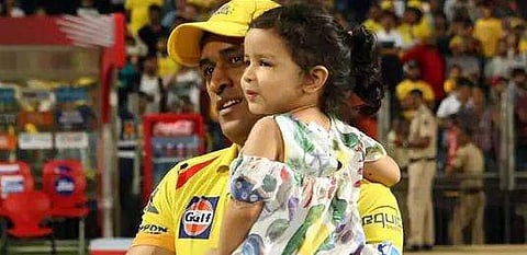 ധോനിയുടെ വീട്ടില്‍ നിന്നും മുംബൈ ഇന്ത്യന്‍സിനൊരു ആരാധിക!