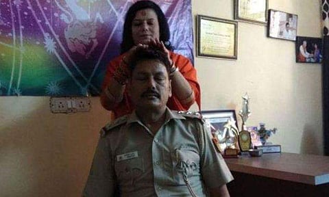 ടെന്‍ഷനകറ്റാന്‍ ആള്‍ദൈവത്തിന്റെ വക എനര്‍ജി ഹീലിംഗ് തെറാപ്പി; പൊലീസ് ഓഫീസറുടെ കസേര തെറിച്ചു