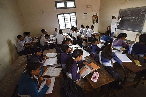 സര്‍ക്കാര്‍ സ്‌കൂളുകള്‍ക്ക് ഞായറാഴ്ചയ്ക്ക് പകരം വെള്ളിയാഴ്ച അവധി ; അന്വേഷണത്തിന് ഉത്തരവിട്ട് യോഗി സര്‍ക്കാര്‍