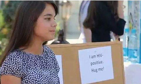 'ഞാന്‍ എച്ച്‌ഐവി ബാധിതയാണ്, എന്നെ കെട്ടിപ്പിടിക്കൂ'; അപേക്ഷയുമായി 16 കാരി തെരുവില്‍; വീഡിയോ കാണാം