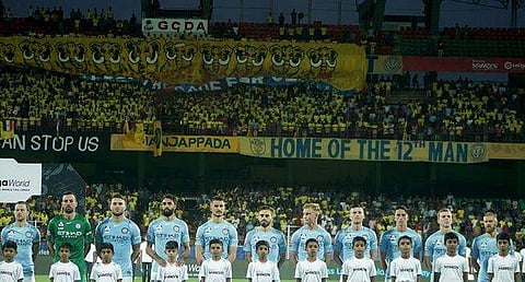 ഗ്യാലറിയില്‍ ഇരിക്കുന്ന ആ കൊമ്പനെ കണ്ടോ? തലയില്‍ കെട്ടുള്ള കൊമ്പനെ ഓര്‍മിപ്പിച്ച് ആരാധകര്‍