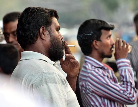 ആണത്തത്തിനായി വലിച്ചുതീര്‍ത്തവര്‍: പുകവലിയുടെ സാംസ്‌ക്കാരിക ജീവിതം