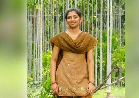 ആശുപത്രിയില്‍ പോകാതെ യൂ ട്യൂബിന്റെ സഹായത്തോടെ വീട്ടില്‍ പ്രസവിച്ച യുവതി രക്തസ്രാവത്തെ തുടര്‍ന്ന് മരിച്ചു 