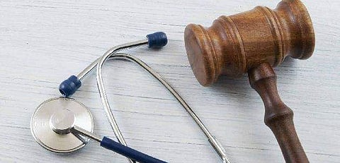 പരിശോധിക്കാതെ മരുന്ന് നല്‍കിയാല്‍ ഇനി ഡോക്ടര്‍ കുടുങ്ങും; മനഃപൂര്‍വ്വമായ അനാസ്ഥയ്ക്ക് കേസെടുക്കാമെന്ന്  ബോംബൈ ഹൈക്കോടതി