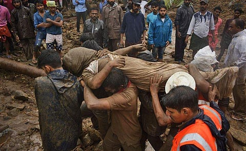 മലപ്പുറത്ത് വീടിന് മുകളിലേക്ക് കുന്നിടിഞ്ഞ് വീണ് ഒരു കുടുംബത്തിലെ എട്ടുപേര്‍ മരിച്ചു ; ഒരാളെ രക്ഷപെടുത്തി