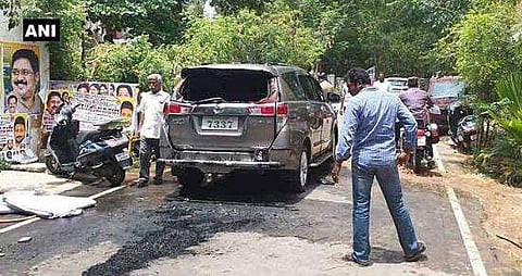  ടി ടി വി ദിനകരന്റെ കാറിന് നേരെ ബോംബേറ് ;  രണ്ട് പേര്‍ക്ക് പരിക്ക്