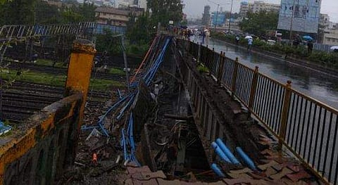  മുംബൈയില്‍ കനത്ത മഴ; അന്ധേരിയില്‍ നടപ്പാലം റെയില്‍വേ ട്രാക്കിലേക്ക് തകര്‍ന്ന് വീണു