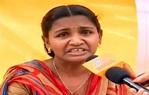 17 ലക്ഷം നല്‍കി വാങ്ങിയ ജോലിയില്‍ നിന്ന് പുറത്താക്കി; പണം തിരികെ കിട്ടാന്‍ സ്‌കൂളിന് മുന്നില്‍ കുത്തിയിരിപ്പു സമരവുമായി അമ്മയും മകളും