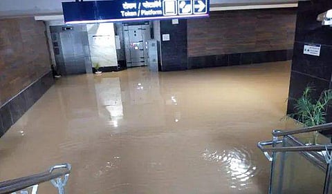 ഉദ്ഘാടനത്തിന് മുമ്പേ മെട്രോ സ്റ്റേഷനില്‍ വെള്ളക്കെട്ട്; നടപ്പാത ഭാഗികമായി തകര്‍ന്നു