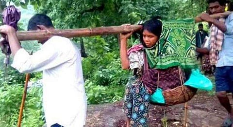 പ്രസവ വേദനയുമായി കമ്പിയില്‍ കെട്ടിവെച്ച കുട്ടയില്‍ യുവതി യാത്ര ചെയ്തത് 12 കിലോമീറ്റര്‍; വഴിയില്‍ പ്രസവിച്ചു; കുഞ്ഞ് മരിച്ചു