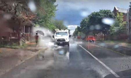 വഴിയിലൂടെ പോകുന്നവരുടെ ശരീരത്തിലേക്ക് ചെളിവെള്ളം തെറിപ്പിച്ചു; ഡ്രൈവറുടെ പണിപോയി