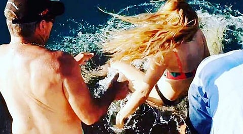 സ്രാവിന് തീറ്റകൊടുക്കാന്‍ തുനിഞ്ഞു: സാഹസിക പ്രവൃത്തിക്ക് ശ്രമിച്ച യുവതിയെ കടിച്ച് വലിച്ച് കടലിലേക്കിട്ടു; വീഡിയോ 