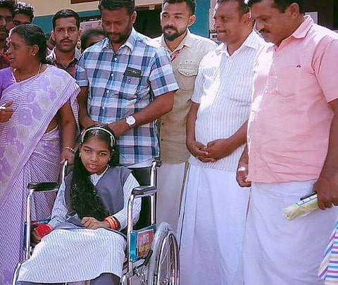 അമ്മ മനസ്സുമായി പ്രധാന അധ്യാപികയുടെ ഫെയ്‌സ്ബുക്ക് പോസ്റ്റ്; ഇനി അനഘയ്ക്ക കൈത്താങ്ങില്ലാതെ സഞ്ചരിക്കാം