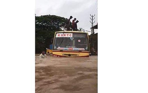 ആനവണ്ടിയില്‍ നിന്ന് ചാടിമറിഞ്ഞ് വെള്ളപ്പൊക്കവും ആഘോഷമാക്കി ചിലര്‍: വീഡിയോ കാണാം