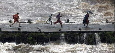 ഇടുക്കി അണക്കെട്ടില്‍ ജലനിരപ്പ് 2401.20 അടിയായി കുറഞ്ഞു ;   11 ജില്ലകളില്‍ റെഡ് അലര്‍ട്ട്, മുഖ്യമന്ത്രി ഇന്ന് പ്രളയബാധിത മേഖലയില്‍