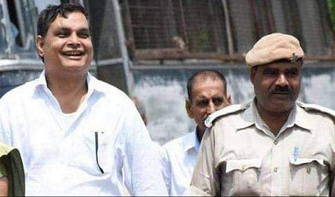 താക്കൂറിന് ജയിലില്‍ സുഖവാസം; മിന്നല്‍ പരിശോധനയില്‍ പൊലീസ് കണ്ടെടുത്തത് മന്ത്രിയുടെതുള്‍പ്പടെ 40 ഫോണ്‍ നമ്പറുകള്‍