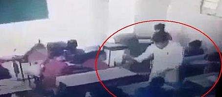 ക്ലാസില്‍ വൈകിയെത്തിയതിന് അധ്യാപകന്‍ തല്ലിച്ചതച്ചു; വിദ്യാര്‍ത്ഥിയുടെ ബോധം പോയി (വീഡിയോ) 