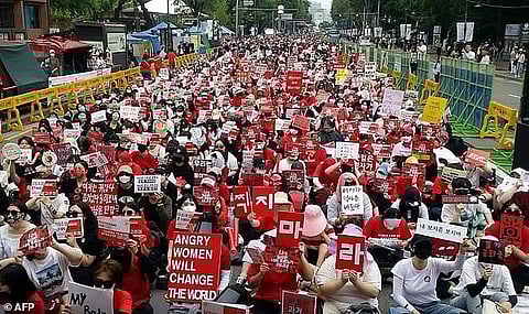 സഹ പ്രവര്‍ത്തകന്റെ നഗ്ന ചിത്രം രഹസ്യമായി പകര്‍ത്തി ഇന്റര്‍നെറ്റില്‍ പ്രചരിപ്പിച്ച 20കാരി അറസ്റ്റില്‍; സര്‍ക്കാരിന്റെ ഇരട്ടത്താപ്പ് ചൂണ്ടിക്കാണിച്ച് തെരുവില്‍ പ്രതിഷേധം