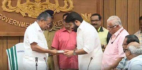 കാബിനറ്റ് ബ്രീഫിംഗിനിടെ മോഹന്‍ലാലിന്റെ സര്‍പ്രൈസ് ; ദുരിതാശ്വാസ നിധിയിലേക്കുള്ള സഹായം കൈമാറി