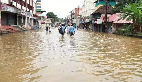 മൂന്നാര്‍ ഒറ്റപ്പെട്ടു; ഇടുക്കിയില്‍ ഉരുള്‍പൊട്ടല്‍; മുതിരപ്പുഴയാര്‍ കര കവിഞ്ഞു