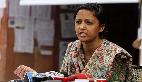 'വായടയ്ക്കൂ, അല്ലെങ്കില്‍ എന്നന്നേക്കുമായി ഞങ്ങള്‍ വായടപ്പിക്കും'; ഷെഹ് ല റാഷിദിന് നേരെ വധഭീഷണി