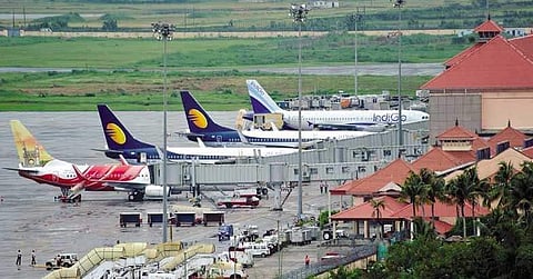 നെടുമ്പാശേരിയിൽ വിമാനങ്ങൾ ഇറങ്ങുന്നത് നിർത്തിവെച്ചു