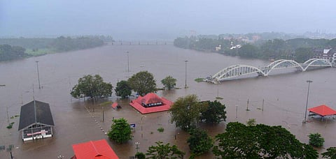 ആലുവ ശിവക്ഷേത്രം മുങ്ങി; റോഡ്, ട്രയിന്‍ ഗതാഗതത്തിന് നിയന്ത്രണം