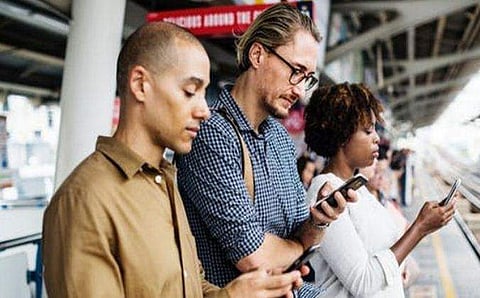 തുടര്‍ച്ചയായി സോഷ്യല്‍ മീഡിയ ഉപയോഗിക്കുന്നവരാണോ നിങ്ങള്‍?   'വാട്ട്‌സപ്പൈറ്റിസും'  'ടെക്സ്റ്റ് നെക്കും' പിടിപെട്ടേക്കുമെന്ന് ഡോക്ടര്‍മാര്‍