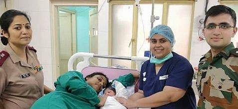 അവര്‍ പുഞ്ചിരിച്ചു, ജീവിതത്തിലേക്ക്... നേവി രക്ഷപെടുത്തിയ യുവതിക്ക് സുഖപ്രസവം (വീഡിയോ) 