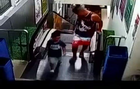 എസ്‌കലേറ്റര്‍ അപകടം: അച്ഛനും മകനും തലനാരിഴയ്ക്ക് രക്ഷപ്പെട്ടു( വീഡിയോ)