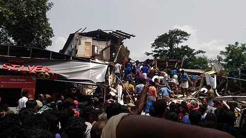 പാലക്കാട് അപകടം: 11പേരെ രക്ഷപ്പെടുത്തി, നിരവധിപേര്‍ കുടുങ്ങിക്കിടക്കുന്നു;കെട്ടിടം തകര്‍ന്നത് തൂണു മാറ്റുന്നതിനിടെയെന്ന് സൂചന