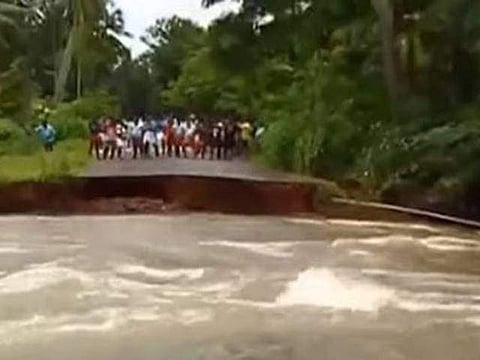 തൃശൂരില്‍ ബണ്ട് തകര്‍ന്നു ; എട്ടുമന ഗ്രാമം വെള്ളത്തിനടിയില്‍