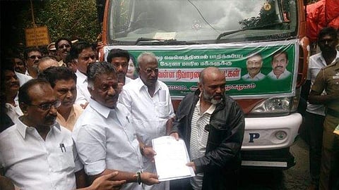 'നമ്മള്‍ സഹോദരങ്ങളാണ്' ; കേരളത്തിന് കൈത്താങ്ങുമായി തമിഴ്‌നാട് ഉപമുഖ്യമന്ത്രി , 11 ലോറി അവശ്യ സാധനങ്ങള്‍ കൈമാറി