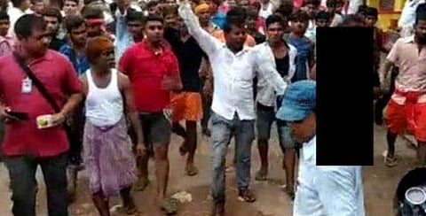 വിദ്യാര്‍ത്ഥിയുടെ കൊലപാതകത്തില്‍ പങ്കുണ്ടെന്ന്  ആരോപണം;  ആള്‍ക്കൂട്ടം യുവതിയെ നഗ്നയാക്കി നടത്തി, മര്‍ദ്ദിച്ച് അവശയാക്കി